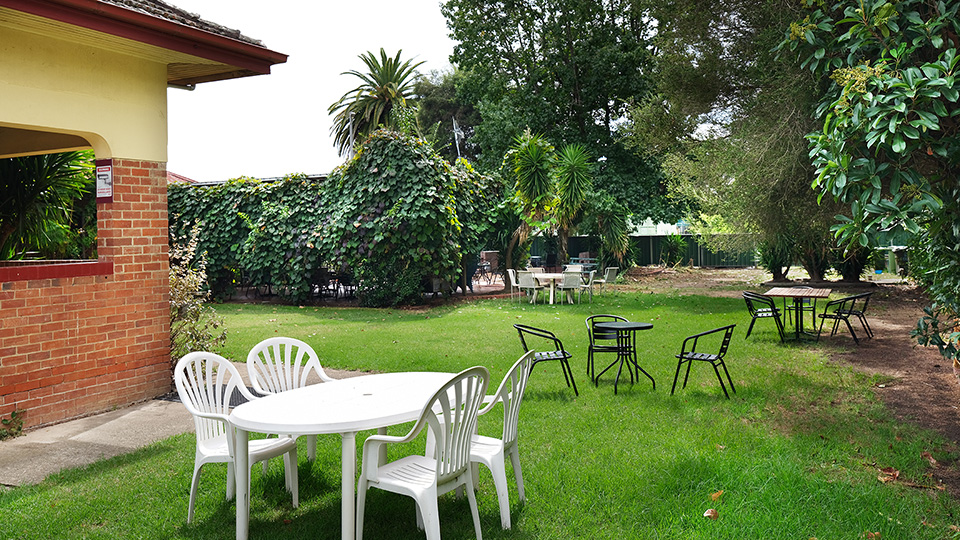 Large Garden Setting